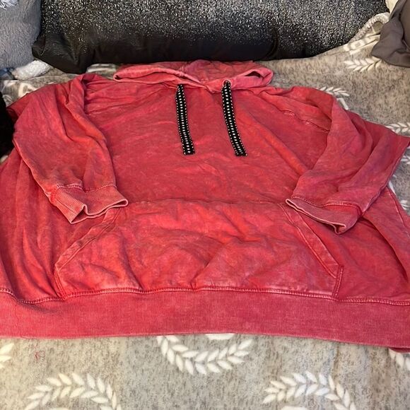 Torrid lovesick pullover sweatshirt hoodie red w/black stars ribbon  3/plus - Picture 1 of 4